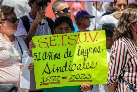Como en otros campus de la UV, afiliados al SETSUV marcharon.  En la Capital bloquearon la calle Enríquez varios minutos. Estamos de celebración por el 51 aniversario de la organización, dijo el secretario general Juan Mendoza Gutiérrez.