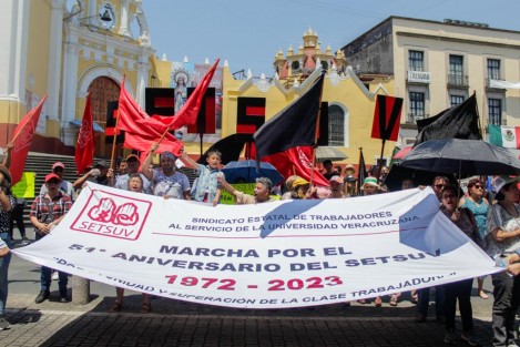 Como en otros campus de la UV, afiliados al SETSUV marcharon.  En la Capital bloquearon la calle Enríquez varios minutos. Estamos de celebración por el 51 aniversario de la organización, dijo el secretario general Juan Mendoza Gutiérrez.