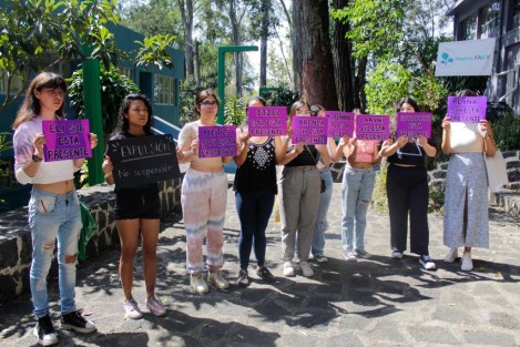 Estudiantes de Arquitectura de la UV Xalapa, protestaron afuera del Aula Magna de dicha facultad, para exigir alto al acoso y la expulsión de un profesor que presuntamente las acosa desde tiempo atrás. 