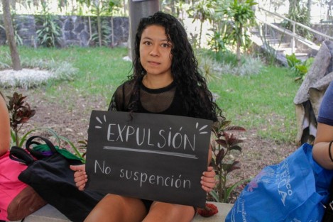 Estudiantes de Arquitectura de la UV Xalapa, protestaron afuera del Aula Magna de dicha facultad, para exigir alto al acoso y la expulsión de un profesor que presuntamente las acosa desde tiempo atrás. 