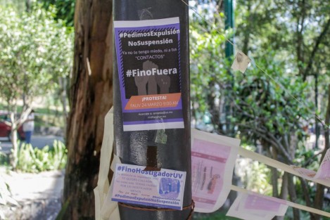 Estudiantes de Arquitectura de la UV Xalapa, protestaron afuera del Aula Magna de dicha facultad, para exigir alto al acoso y la expulsión de un profesor que presuntamente las acosa desde tiempo atrás. 