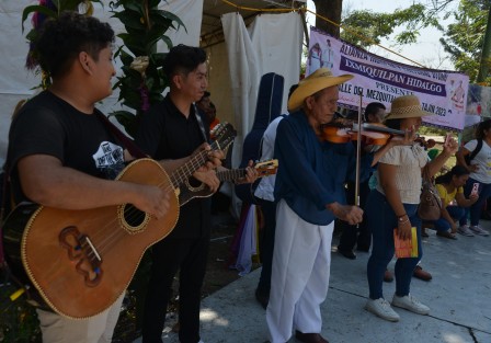 Con danzantes locales, estatales y de todo el país, los visitantes de Cumbre Tajín disfrutan del folclore y colorido de la fiesta emblemática que se realiza desde hace 23 años en la zona totonaca.