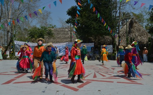 Con danzantes locales, estatales y de todo el país, los visitantes de Cumbre Tajín disfrutan del folclore y colorido de la fiesta emblemática que se realiza desde hace 23 años en la zona totonaca.