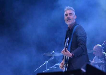 La noche de ayer viernes, el Nicho de la Música se lució con la presentación de Javier Blake, La Gusana Ciega y Molotov, que cerró la serie de conciertos de este día. Pese al fuerte calor, mucha gente de la región de Poza Rica y Papantla, así como de la Ciudad de México y el estado de Puebla, se dieron cita en el Parque Temático Takilhsukut para abarrotar los espacios de talleres y presentaciones de diversos artistas en la Cumbre Tajín 2023.
