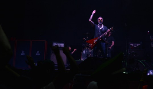 La noche de ayer viernes, el Nicho de la Música se lució con la presentación de Javier Blake, La Gusana Ciega y Molotov, que cerró la serie de conciertos de este día. Pese al fuerte calor, mucha gente de la región de Poza Rica y Papantla, así como de la Ciudad de México y el estado de Puebla, se dieron cita en el Parque Temático Takilhsukut para abarrotar los espacios de talleres y presentaciones de diversos artistas en la Cumbre Tajín 2023.
