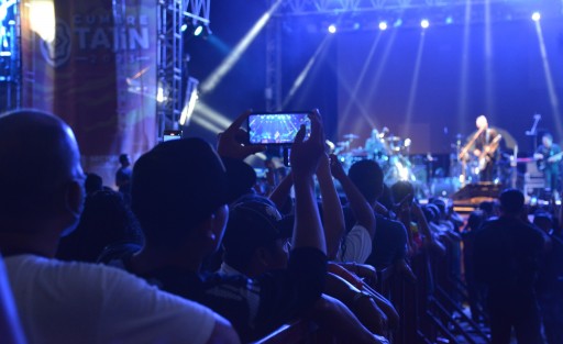 La noche de ayer viernes, el Nicho de la Música se lució con la presentación de Javier Blake, La Gusana Ciega y Molotov, que cerró la serie de conciertos de este día. Pese al fuerte calor, mucha gente de la región de Poza Rica y Papantla, así como de la Ciudad de México y el estado de Puebla, se dieron cita en el Parque Temático Takilhsukut para abarrotar los espacios de talleres y presentaciones de diversos artistas en la Cumbre Tajín 2023.
