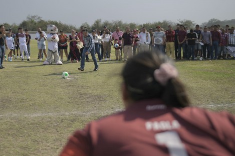 El deporte no se debe quedar atrás, por eso queríamos un pretexto más para practicarlo y hacerlo en grande, expresó el gobernador Cuitláhuac García Jiménez, previo a dar la patada inicial de la primera Copa Tlachtli de futbol varonil y femenil, que repartirá una bolsa superior a los 2 millones de pesos en premios.


