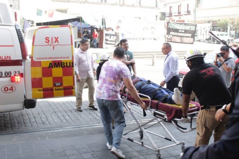Intendente se lesionó al caer en una de las escaleras del Palacio de Gobierno; fue atendido por paramédicos y trasladado a un hospital.
