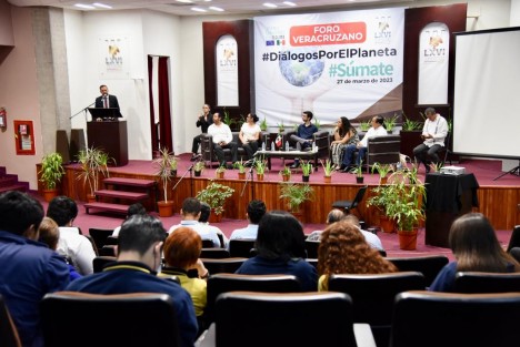 En el auditorio Sebastián Lerdo de Tejada del Palacio Legislativo y con la participación de diputadas y diputados de este Congreso, especialistas en el tema, así como de autoridades estatales, se realizó el foro Diálogos por el Planeta, con la finalidad de analizar el panorama actual del medio ambiente y los retos que se tienen como sociedad para revertir o reducir los efectos del cambio climático.