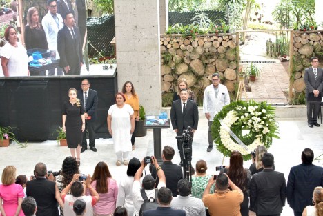 Con la presencia de autoridades de los tres poderes del Estado y del sector salud, personal médico, funcionarias y funcionarios públicos, en representación del pueblo de Veracruz, la LXVI Legislatura celebró un acto de reconocimiento al valor, entrega y heroísmo del personal de salud que perdió la vida durante la emergencia sanitaria por Covid-19. 