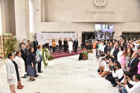Con la presencia de autoridades de los tres poderes del Estado y del sector salud, personal médico, funcionarias y funcionarios públicos, en representación del pueblo de Veracruz, la LXVI Legislatura celebró un acto de reconocimiento al valor, entrega y heroísmo del personal de salud que perdió la vida durante la emergencia sanitaria por Covid-19. 