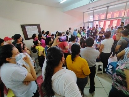  Padres de familia de la Guardería Papalote de la ciudad Cardel, protestaron ante el término de contrato  por parte del IMSS con la institución educativa. Esta guardería lleva más de 24 años trabajando y por este hecho arbitrario  e ilegal se quedarán sin servicio cientos de padres de familias que requieren este servicio gratuito.