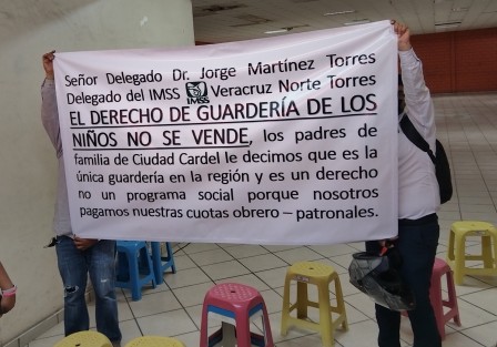  Padres de familia de la Guardería Papalote de la ciudad Cardel, protestaron ante el término de contrato  por parte del IMSS con la institución educativa. Esta guardería lleva más de 24 años trabajando y por este hecho arbitrario  e ilegal se quedarán sin servicio cientos de padres de familias que requieren este servicio gratuito.