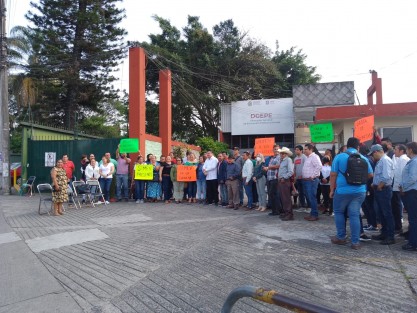 Integrantes del Sindicato Magisterial del Estado de Veracruz ( SIMEV), tomaron las oficinas de la Dirección General de Educación Primaria Estatal ( DGPE), en Xalapa, exigiendo a las autoridades celeridad en  los cambios de adscripción, basificación, regularizaciones administrativas y recategorizaciones pactadas. 