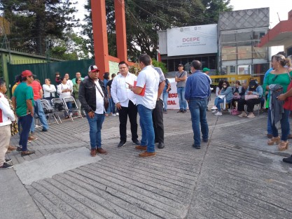 Integrantes del Sindicato Magisterial del Estado de Veracruz ( SIMEV), tomaron las oficinas de la Dirección General de Educación Primaria Estatal ( DGPE), en Xalapa, exigiendo a las autoridades celeridad en  los cambios de adscripción, basificación, regularizaciones administrativas y recategorizaciones pactadas. 
