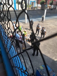 El menor de edad, en un aparente ataque histeria, tras una severa crisis nerviosa, se habría arrojado desde el balcón de uno de los pasillos de la escuela  cayendo aparatosamente hacia el patio del plantel escolar. Aparentemente el menor resultó con probable fractura de brazo derecho y fractura de pierna izquierda fue llevado al IMSS. Las autoridades educativas ya abrieron una investigación al respecto para deslindar responsabilidades.