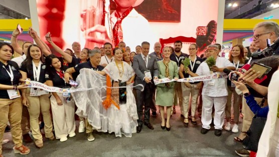 El titular de la dependencia, Iván Francisco Martínez Olvera, y la jefa de Gobierno de la capital del país, Claudia Sheinbaum Pardo, realizaron el corte de listón para inaugurar el espacio de promoción y comercialización de productos y servicios de la entidad, hasta este miércoles 29. 