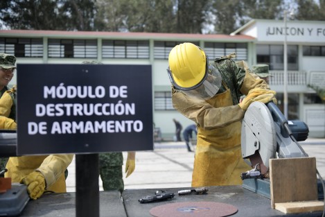 En la explanada de la 26/a Zona Militar, el personal del Ejército Mexicano procedió a la inutilización de 139 armas –28 largas y 111 cortas–, 3 mil 022 cartuchos y 154 cargadores, según lo establecido en el Procedimiento Sistemático de Operar y como parte de la campaña de canje Sin armas, sin riesgos, puesta en marcha en diferentes municipios de la entidad.