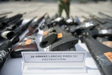 En la explanada de la 26/a Zona Militar, el personal del Ejército Mexicano procedió a la inutilización de 139 armas –28 largas y 111 cortas–, 3 mil 022 cartuchos y 154 cargadores, según lo establecido en el Procedimiento Sistemático de Operar y como parte de la campaña de canje Sin armas, sin riesgos, puesta en marcha en diferentes municipios de la entidad.
