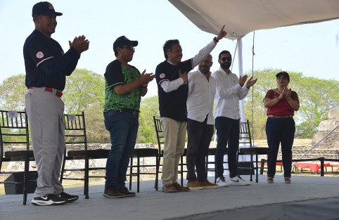 Autoridades estatales y directivos presentaron a la plantilla oficial de El Águila de Veracruz para la temporada 2023 de la Liga Mexicana de Béisbol desde la zona arqueológica de Zempoala, 