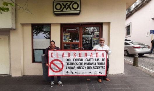 Integrantes de de Comunicación Diálogo y Conciencia (CÓDICE), clausuraron de forma simbólica sucursal del OXXO de Enríquez por exhibir tabaco, afectando el derecho a la salud de niñas, niños y jóvenes, esto debido a que la cadena se amparó ante una Ley que protege la salud.