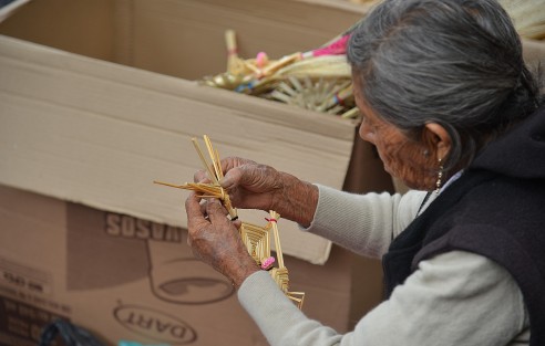 Vendedores de palma provenientes de Puebla, y locales, ya comenzaron con la venta de sus productos, que van desde palma simple y hasta los más elaborados. Comentan que estarán ahí hasta el próximo Domingo de Ramos. 
