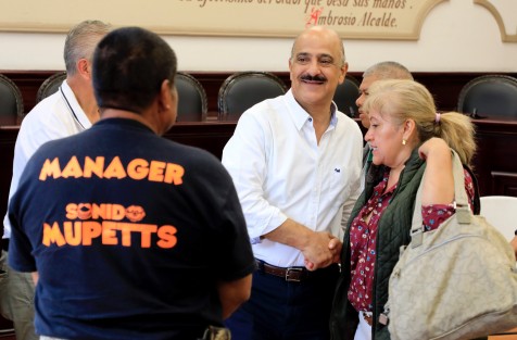 El presidente municipal de Xalapa,  Ricardo Ahued Bardahuil recibió esta mañana a representantes de la mesa directiva del Sindicato Único de Sonideros del Estado de Veracruz (SUSEV), quienes reconocieron y agradecieron la realización de la Primera Expo Sonidera, Arte, Cultura y más.