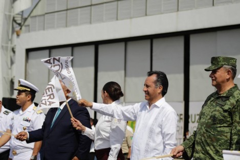  En las instalaciones del aeropuerto de El Lencero, el gobernador Cuitláhuac García en compañía de funcionarios de gobierno, dieron el banderazo de salida del operativo de Semana Santa 2023.
