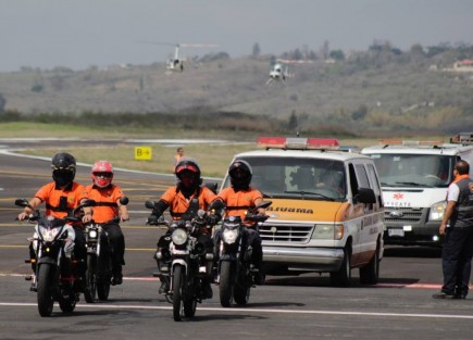 Desde la pista del Aeropuerto de El Lencero, mil 593 vehículos terrestres, 163 ambulancias y 63 unidades contra incendios, además de 10 helicópteros y 11 mil 311 elementos partieron al despliegue operativo por vacaciones de Semana Santa, en el banderazo efectuado por el gobernador Cuitláhuac García Jiménez.