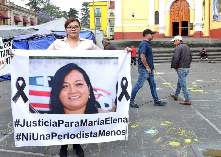 Margarita Fernanda de Luna, hija de María Elena Ferral, encabezó en Plaza Lerdo la conmemoración el tercer aniversario luctuoso de la periodista asesinada en Papantla; dijo que a pesar de haber algunos detenidos, sigue sin haber justicia para la finada.