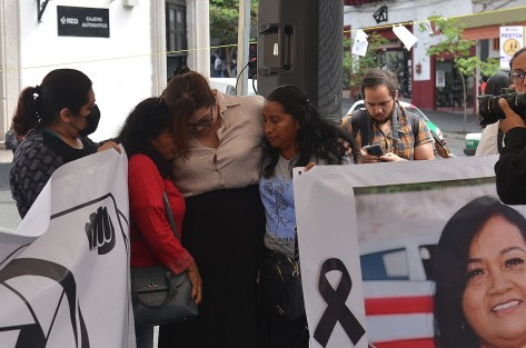 Margarita Fernanda de Luna, hija de María Elena Ferral, encabezó en Plaza Lerdo la conmemoración el tercer aniversario luctuoso de la periodista asesinada en Papantla; dijo que a pesar de haber algunos detenidos, sigue sin haber justicia para la finada.