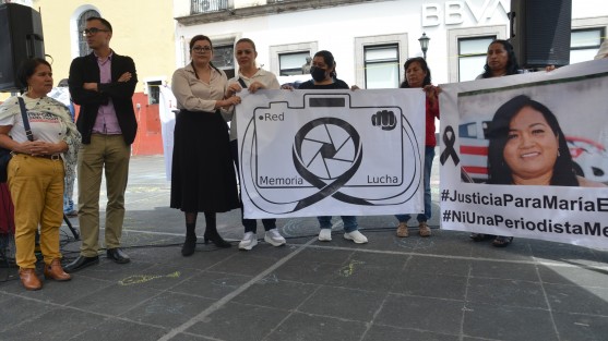 Margarita Fernanda de Luna, hija de María Elena Ferral, encabezó en Plaza Lerdo la conmemoración el tercer aniversario luctuoso de la periodista asesinada en Papantla; dijo que a pesar de haber algunos detenidos, sigue sin haber justicia para la finada.