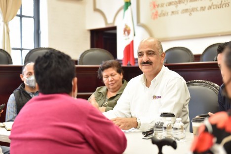 Con el fin de cumplir con el derecho de audiencia, escuchar personalmente las necesidades ciudadanas y generar los esquemas de trabajo para mejorar la calidad de vida de los habitantes de Xalapa, este jueves el presidente municipal Ricardo Ahued Bardahuil atendió a vecinas y vecinos de diversas colonias de la ciudad.


