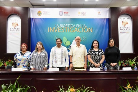 Al dar la bienvenida a asistentes a la conferencia La Bioética en la investigación, a cargo de la doctora Elvira Morgado Viveros, la presidenta de la Comisión Permanente de Salud y Asistencia de la LXVI Legislatura del estado, diputada Adriana Esther Martínez Sánchez, afirmó que la Bioética constituye una invaluable oportunidad para reflexionar, encontrar y visibilizar soluciones que se traduzcan en bienestar y progreso social.

