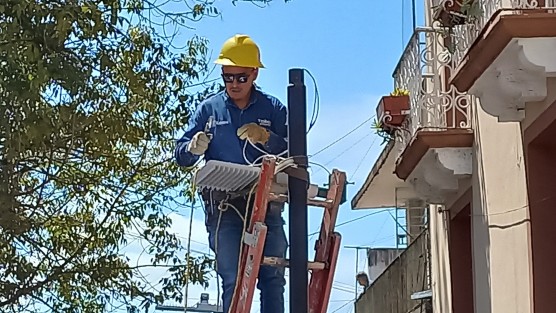 Continúa la instalación de luminarias LED en diversos espacios públicos de Xalapa. 