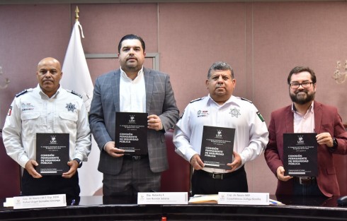 Con la aprobación y firma del Programa Anual de Trabajo, verificadas este día en la sala Venustiano Carranza del Palacio Legislativo, la Comisión Permanente de Seguridad Pública de la LXVI Legislatura del estado renovó su compromiso de contribuir, a través de la legislación en la materia, a la mejora de instituciones, salvaguardando los derechos humanos y la perspectiva de género, privilegiando el fortalecimiento del Estado de Derecho.


