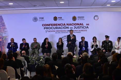 El gobernador Cuitláhuac García Jiménez y la titular de la Fiscalía General del Estado, Verónica Hernández, inauguraron la primera sesión ordinaria del 2023 de la zona sureste de la Conferencia Nacional de Procuración de Justicia, que se llevó a cabo en Xalapa. Se abordaron temas como la extorsión y la extinción de dominio, con la participación de fiscales de ocho estados. 