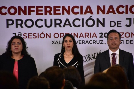 El gobernador Cuitláhuac García Jiménez y la titular de la Fiscalía General del Estado, Verónica Hernández, inauguraron la primera sesión ordinaria del 2023 de la zona sureste de la Conferencia Nacional de Procuración de Justicia, que se llevó a cabo en Xalapa. Se abordaron temas como la extorsión y la extinción de dominio, con la participación de fiscales de ocho estados. 
