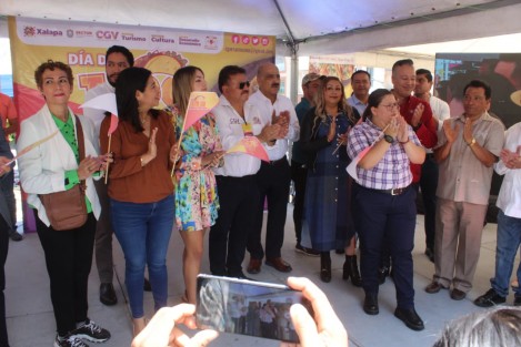 En la Plaza San José, el alcalde Ricardo Ahued inauguró la Feria del Taco, donde se encuentran de pastor y hasta de insectos.