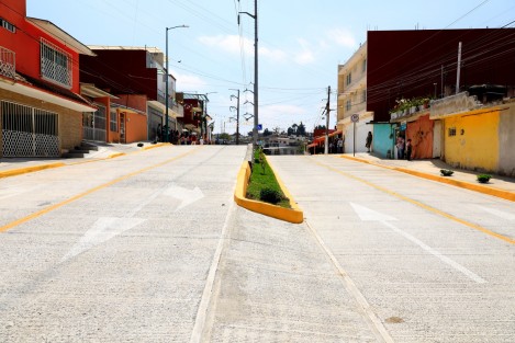 Para mejorar la calidad de vida de la población y hacer justicia social a los habitantes del municipio que esperaron por años los beneficios de la inversión pública, el presidente municipal Ricardo Ahued Bardahuil entregó este viernes dos obras de pavimentación con concreto hidráulico y escalinatas en las colonias El Tanque y Casa Blanca. 