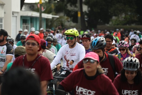 De esta manera, el gobernador Cuitláhuac García Jiménez encabezó las actividades con el objetivo de promover los estilos de vida saludable, pero también, el turismo y la derrama económica del municipio sede. 