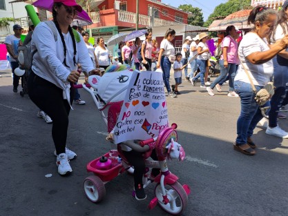 Personal de la guardería el Papalote en Cardel, Ver, en compañía de padres de familia  y niños, realizaron una marcha para denunciar el cierre injusto por parte de las autoridades del IMSS de dichas instalaciones,  ya que no sólo se verán afectados los cien niños que ahí acudían, sino también futuras generaciones. 