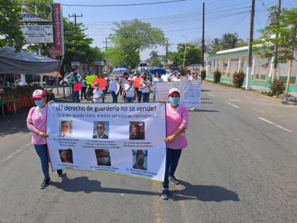 Personal de la guardería el Papalote en Cardel, Ver, en compañía de padres de familia  y niños, realizaron una marcha para denunciar el cierre injusto por parte de las autoridades del IMSS de dichas instalaciones,  ya que no sólo se verán afectados los cien niños que ahí acudían, sino también futuras generaciones. 