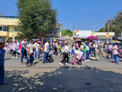 Personal de la guardería el Papalote en Cardel, Ver, en compañía de padres de familia  y niños, realizaron una marcha para denunciar el cierre injusto por parte de las autoridades del IMSS de dichas instalaciones,  ya que no sólo se verán afectados los cien niños que ahí acudían, sino también futuras generaciones. 
