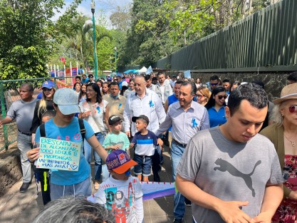 El  gobernador Cuitláhuac García Jiménez, en compañía de funcionarios de gobierno, niños y sus familiares  conmemoraron el Día Mundial de la concienciación sobre el Autismo en el Paseo de los Lagos de la ciudad de Xalapa. 
