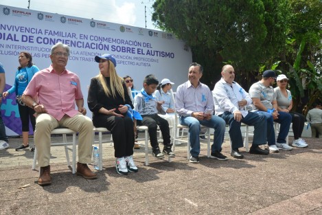 El  gobernador Cuitláhuac García Jiménez, en compañía de funcionarios de gobierno, niños y sus familiares  conmemoraron el Día Mundial de la concienciación sobre el Autismo en el Paseo de los Lagos de la ciudad de Xalapa. 