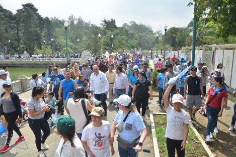 El  gobernador Cuitláhuac García Jiménez, en compañía de funcionarios de gobierno, niños y sus familiares  conmemoraron el Día Mundial de la concienciación sobre el Autismo en el Paseo de los Lagos de la ciudad de Xalapa. 