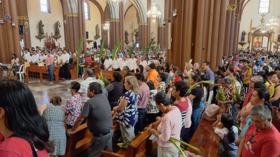 Con gran afluencia de fieles lucieron las iglesias de Xalapa, en el inicio de la Semana Santa.