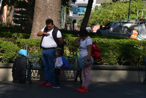 Durante la guardia de honor de los lunes en el parque Juárez un niño y su familia saludan a la badera mientras los elementos de Sedena y Guardia Nacional hacen lo propio.
