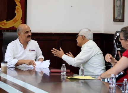 Para iniciar abril y esta semana de trabajo, funcionariado encabezado por el presidente municipal Ricardo Ahued Bardahuil, atendió a vecinas y vecinos de distintas colonias en una jornada de audiencia ciudadana.

